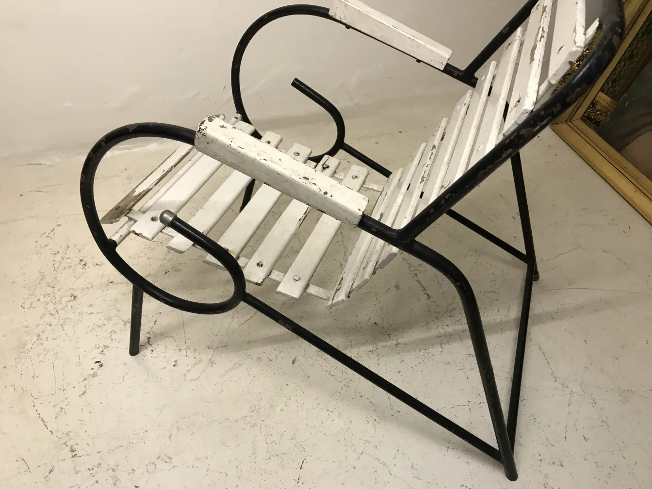 8 poltrone da giardino antiche bianche e nere, con design classico, in un ambiente minimalista.