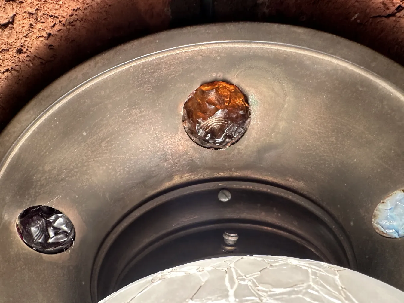 装飾的なディテールと暖かい雰囲気を持つ古いシーリングライト。