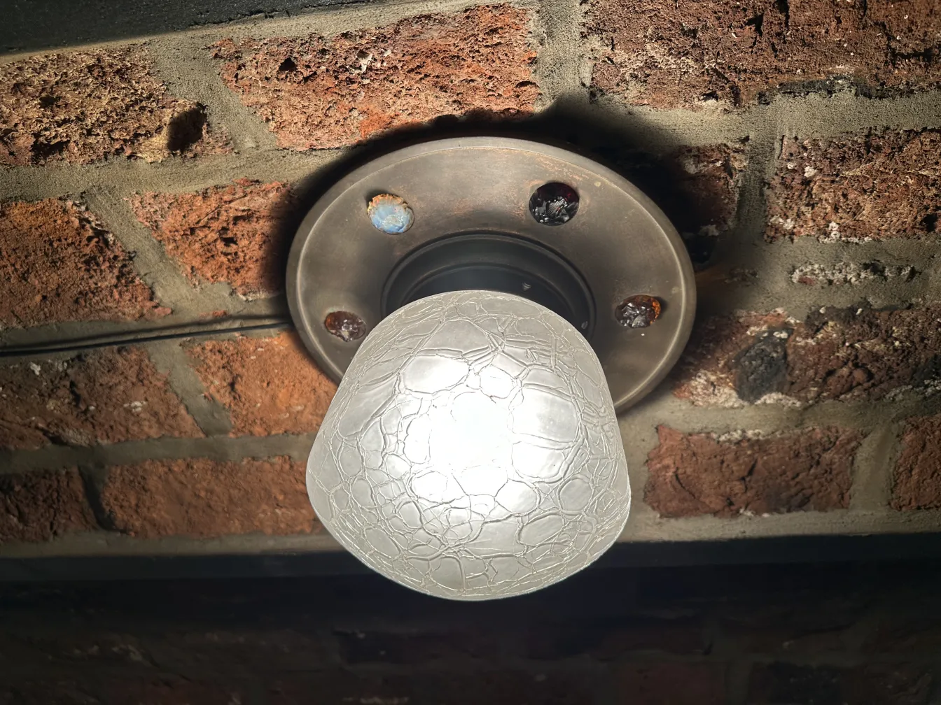 plafonnier ancien sur plafond en briques