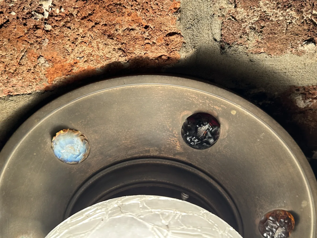 古董天花板灯，带有彩色装饰细节