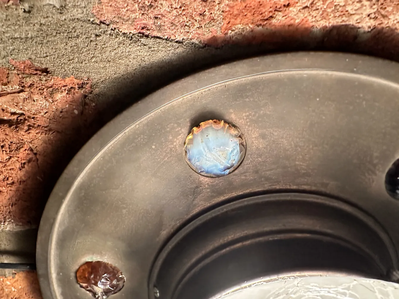 декоративный антикварный потолочный светильник с тонкими цветами и деталями на поверхности