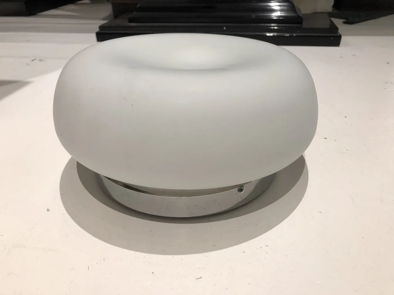 luz de teto antiga redonda em um ambiente neutro