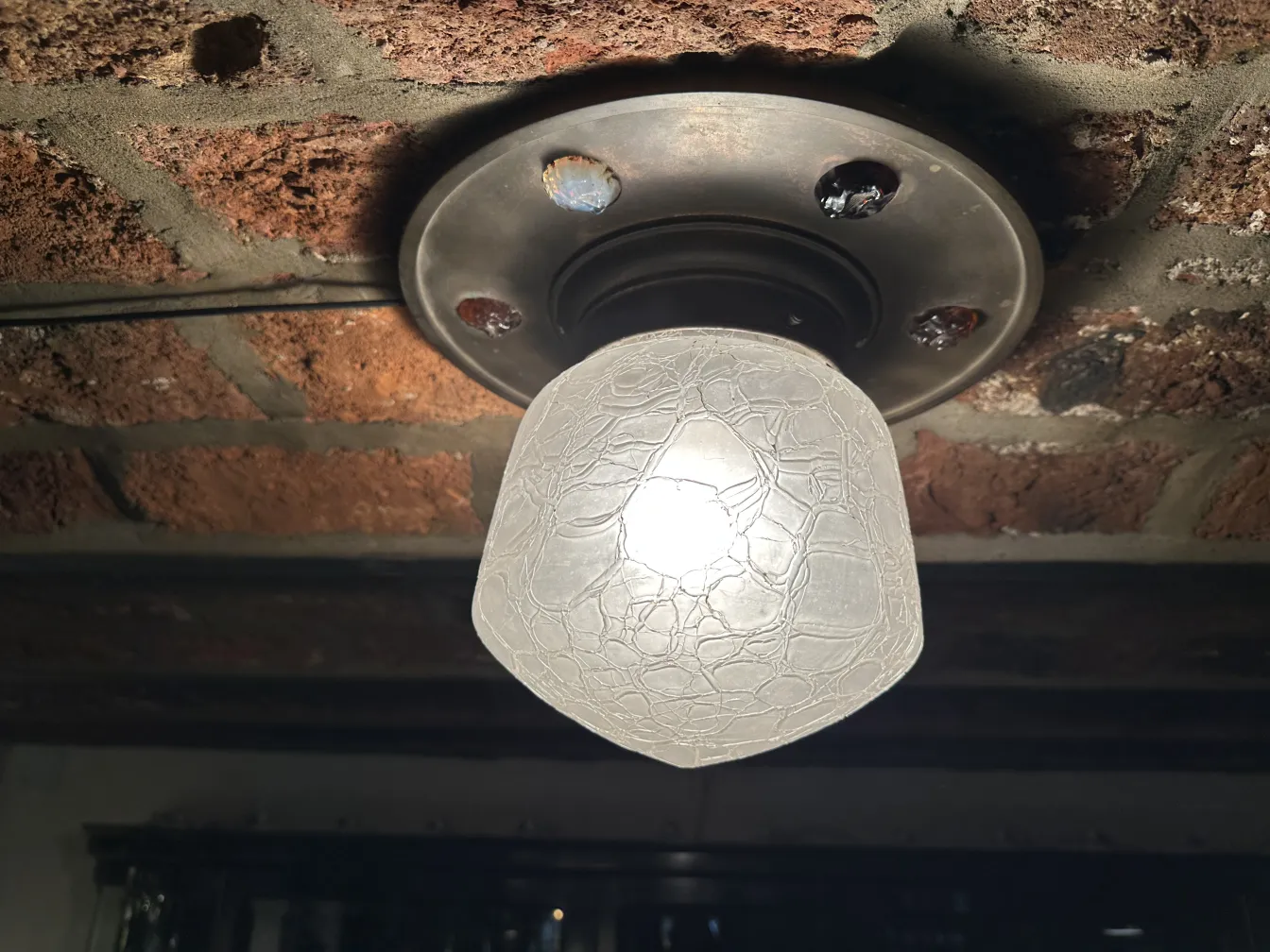 plafonnier ancien avec design élégant et lumière chaude