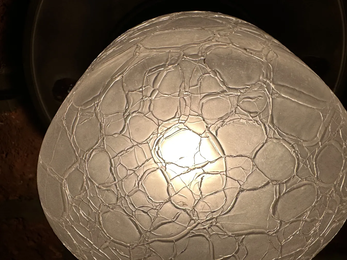 Plafon antigo com design único para iluminar espaços