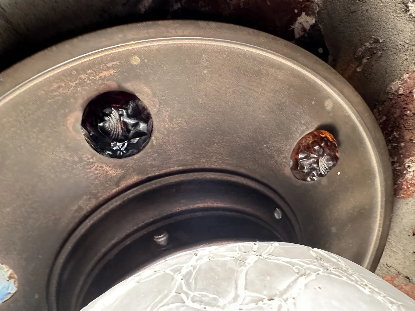 plafonnier ancien avec détails sombres, ambiance chaleureuse