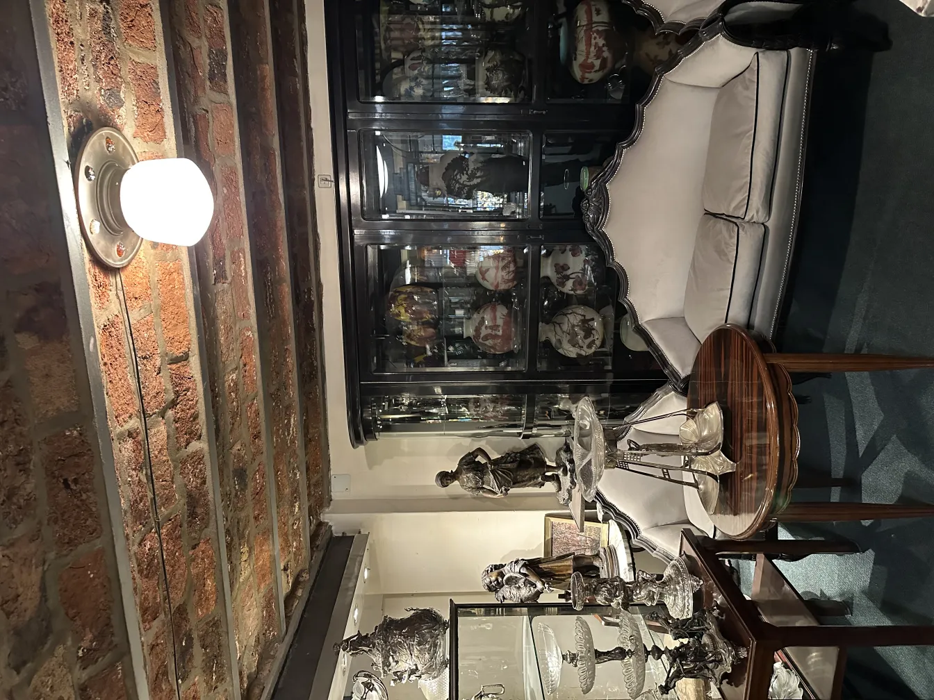 plafon antiguo con luz suave sobre la sala