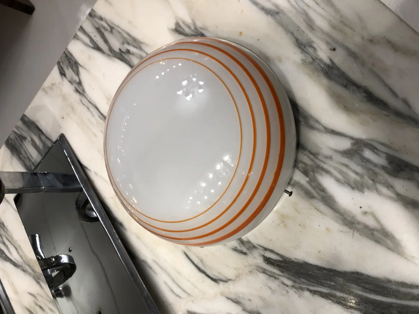 Три антикварных потолочных светильника с оранжевыми полосами на белом фоне