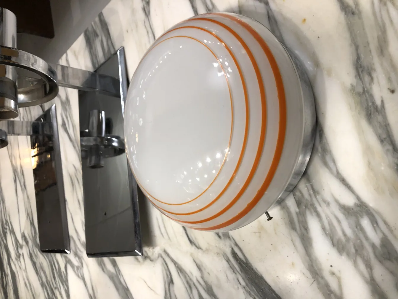 三盏古老的吸顶灯带有橙色条纹，环境明亮。