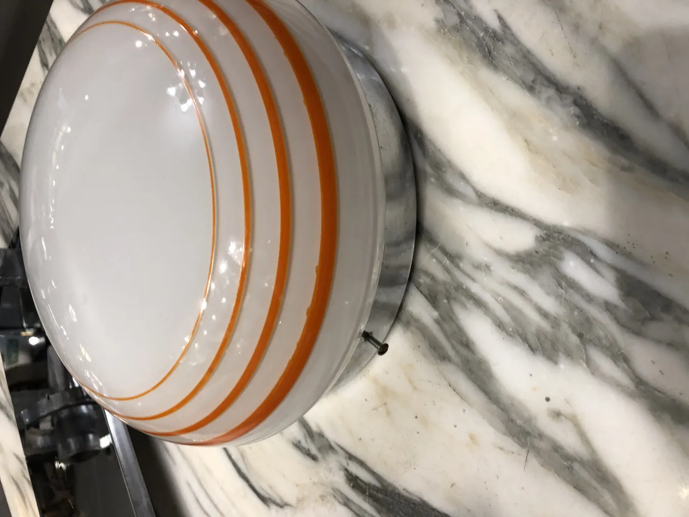 Trois plafonniers antiques de forme ronde avec des lignes orange