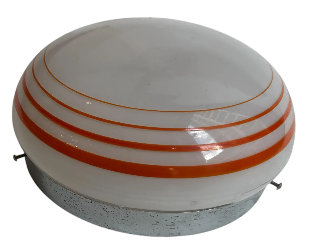 tres plafones antiguos con diseños decorativos, luz suave