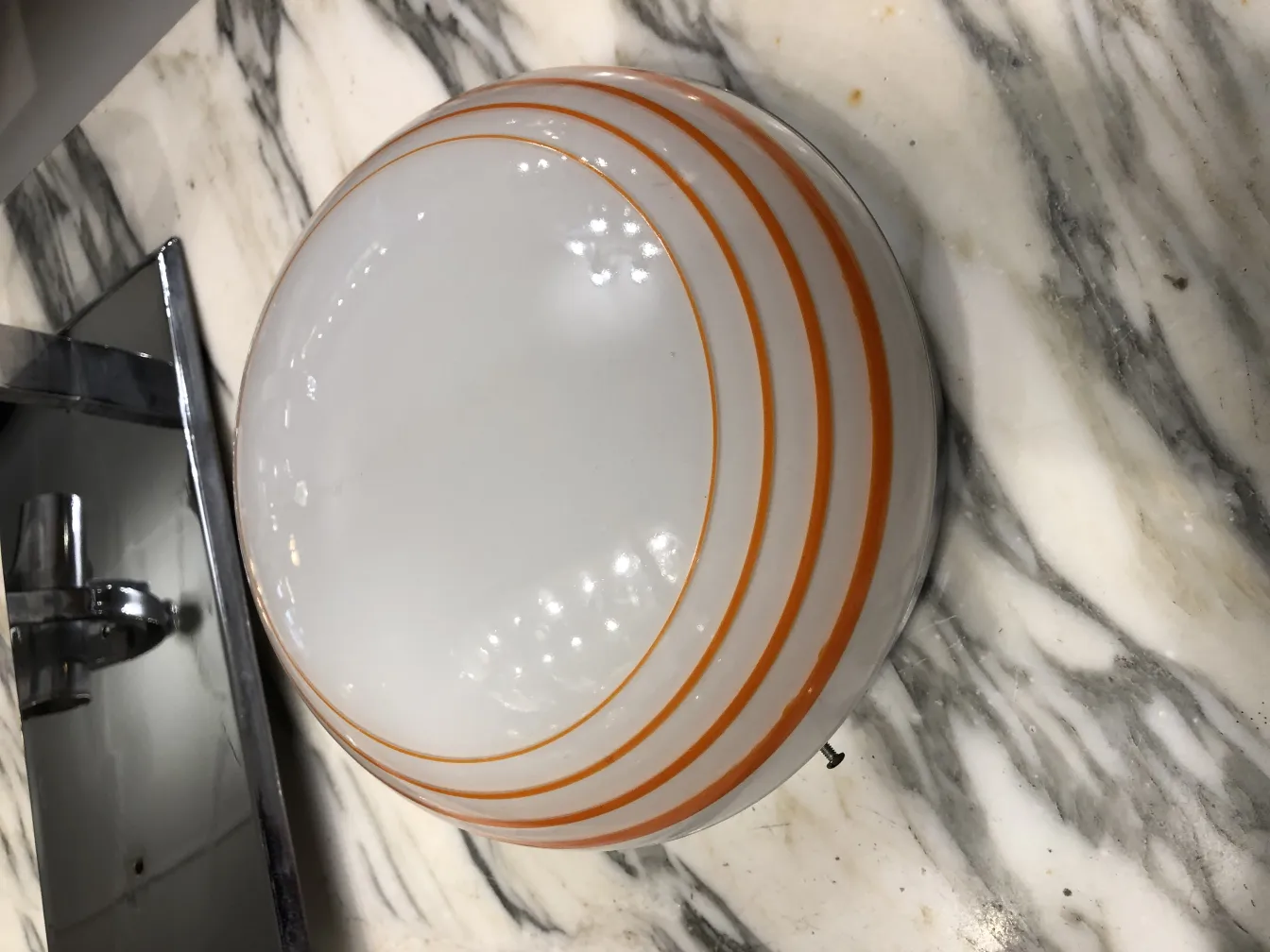 顶部带有橙色条纹的三盏古典吸顶灯