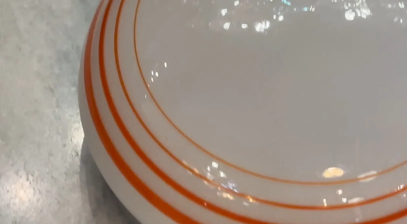 Trois plafonniers anciens dans un décor moderne