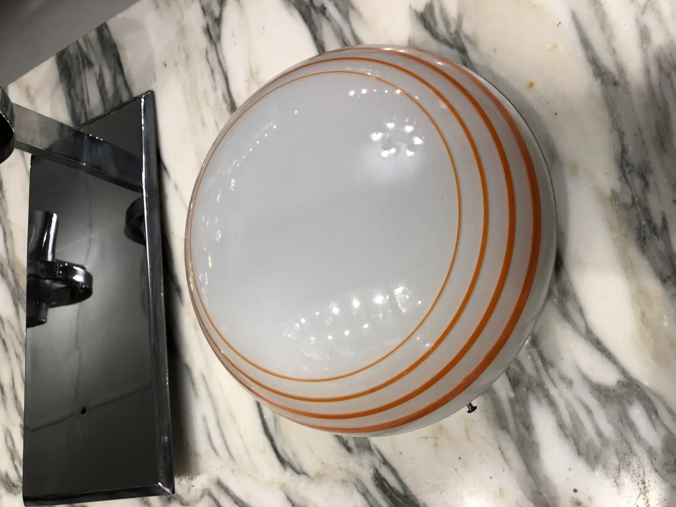 Trois plafonniers anciens avec des détails décoratifs dans un cadre élégant.