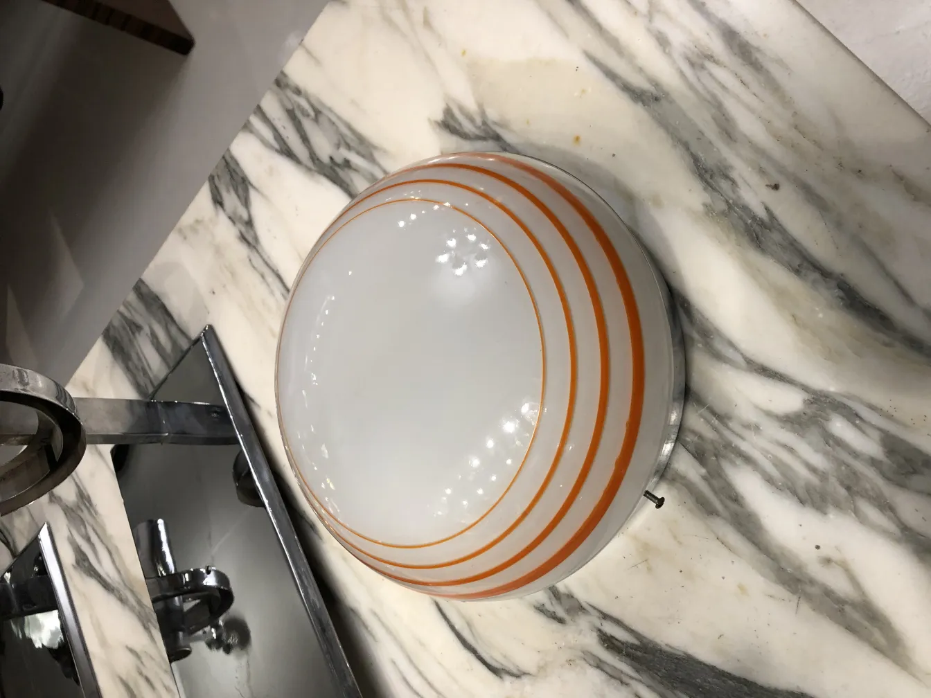 Tre plafoniere antiche con linee decorative arancioni