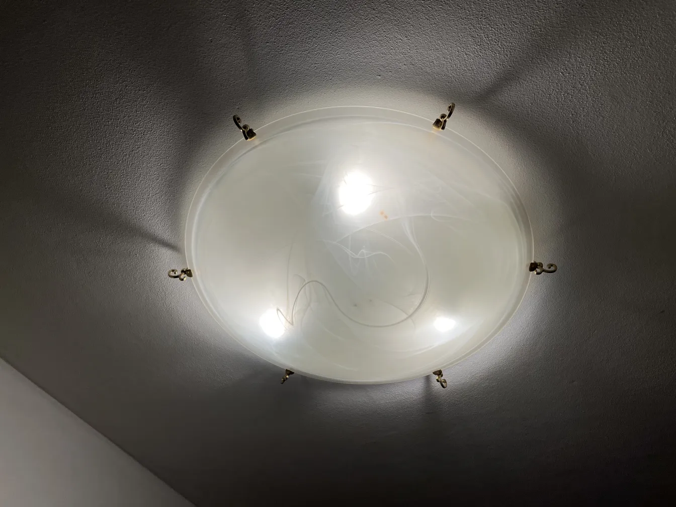 Plafones antiguos con luz suave, ambientación clásica.