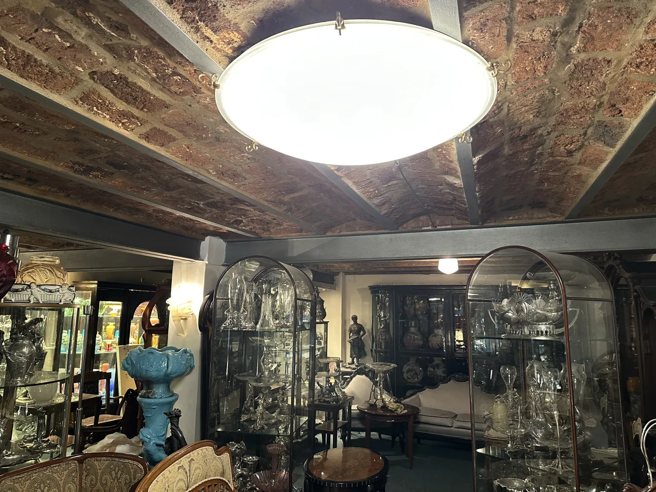 Cuatro plafones antiguos en un ambiente decorativo con antigüedades.