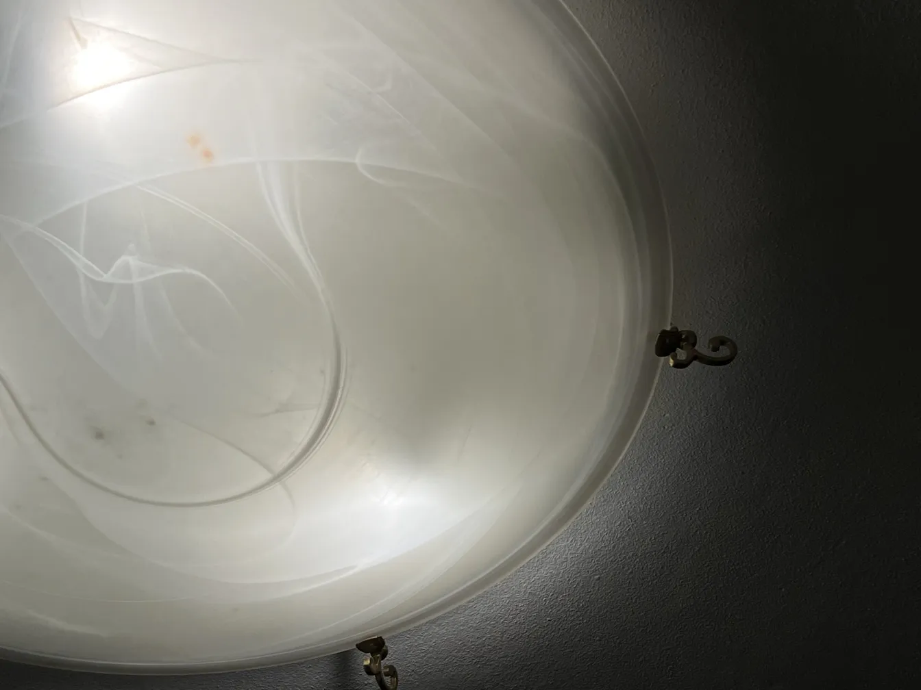 Plafones antiguos de luz en un ambiente con detalles decorativos.