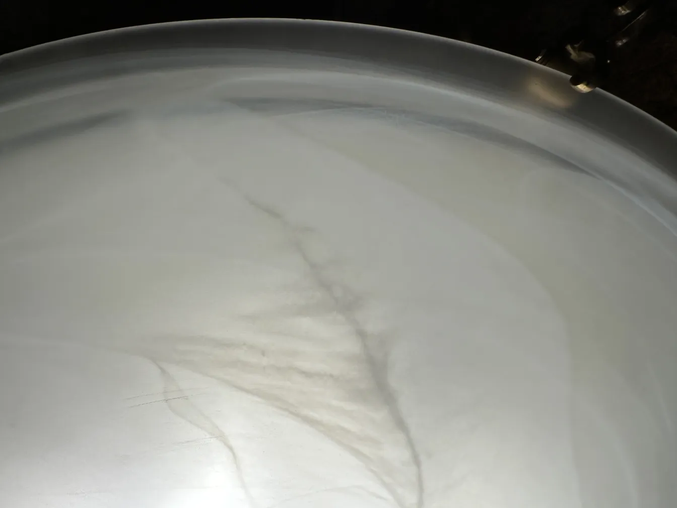 Vista de 4 luzes de teto antigas, formato redondo, iluminação suave.