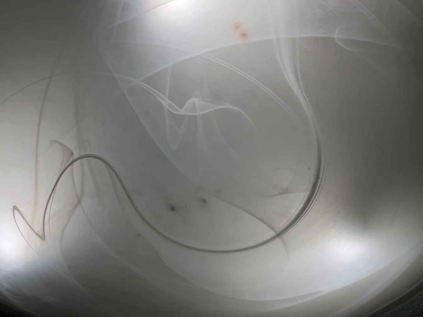 4台の古いシーリングライト、繊細な装飾ディテールを持つ快適な環境で