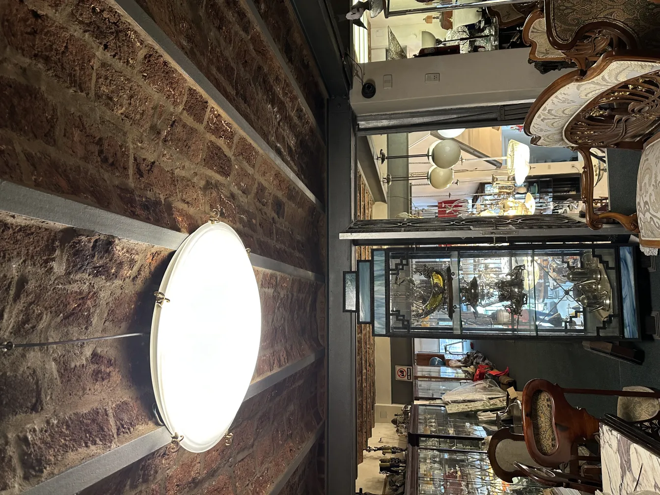 Quatro luzes de teto antigas em um ambiente de loja decorada.