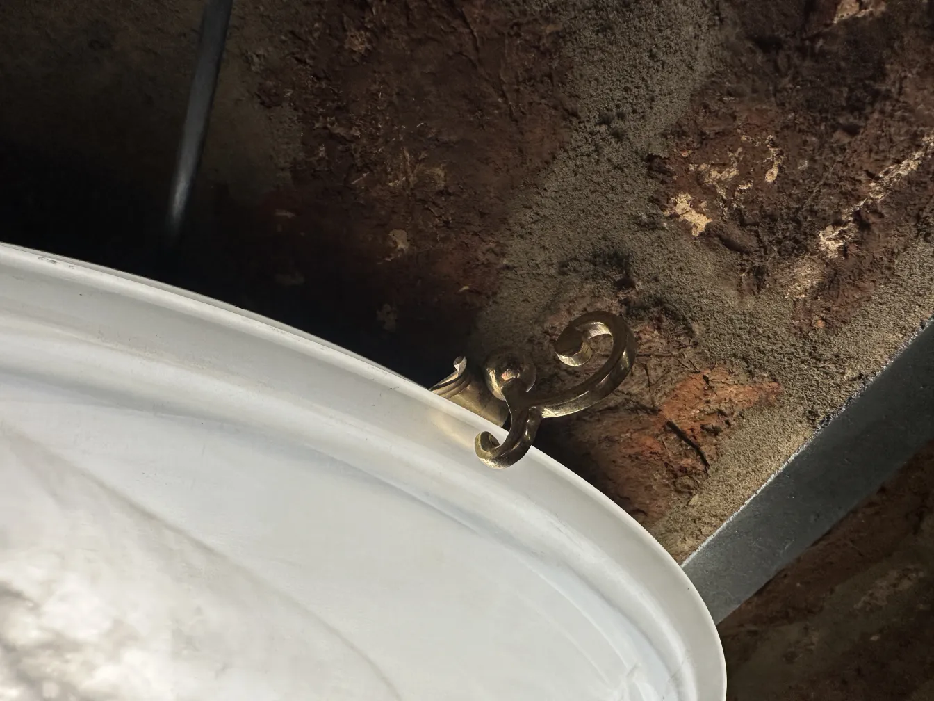 Cuatro plafones antiguos con diseño elegante en un entorno rústico