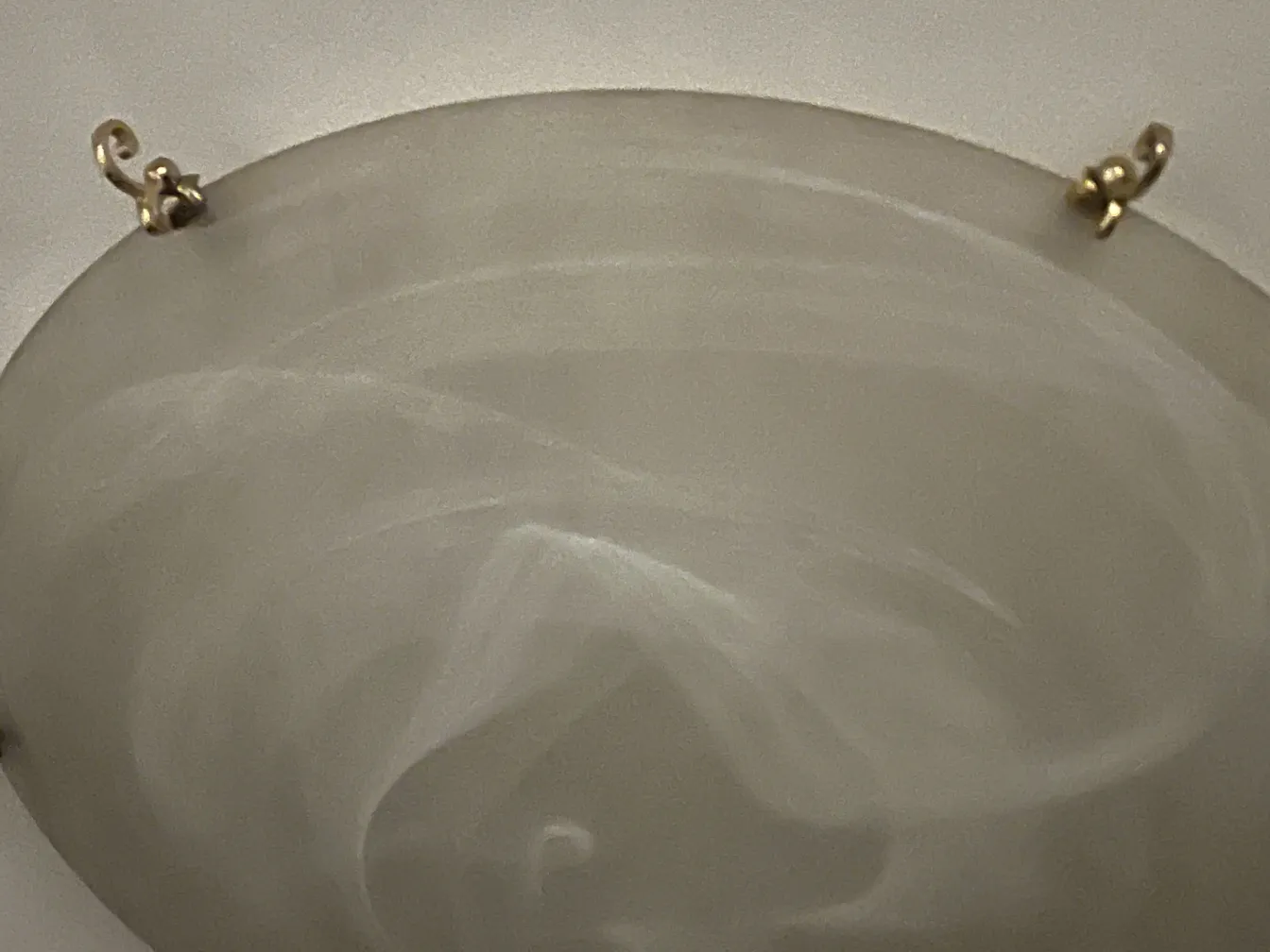 Quattro plafoniere antiche con dettagli decorativi in colore chiaro, creando un'atmosfera elegante.