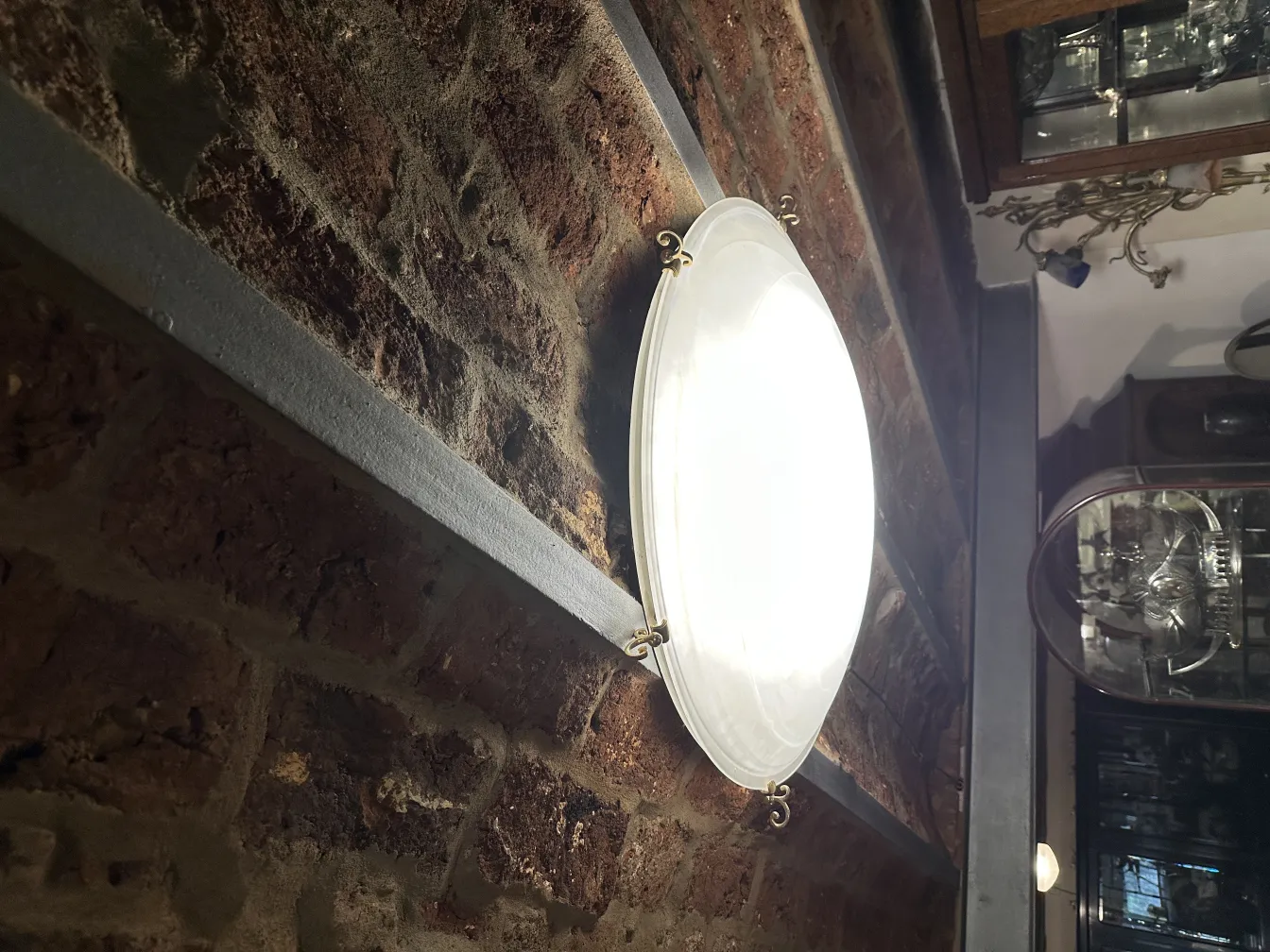 4 luzes de teto antigas em ambiente rústico