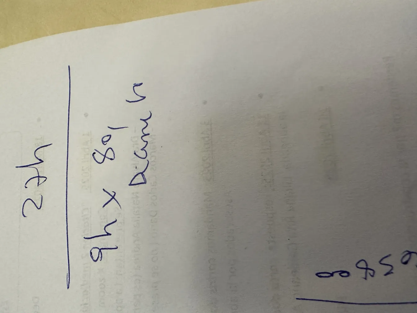 Vier antike Deckenleuchten beleuchten eine gemütliche Atmosphäre