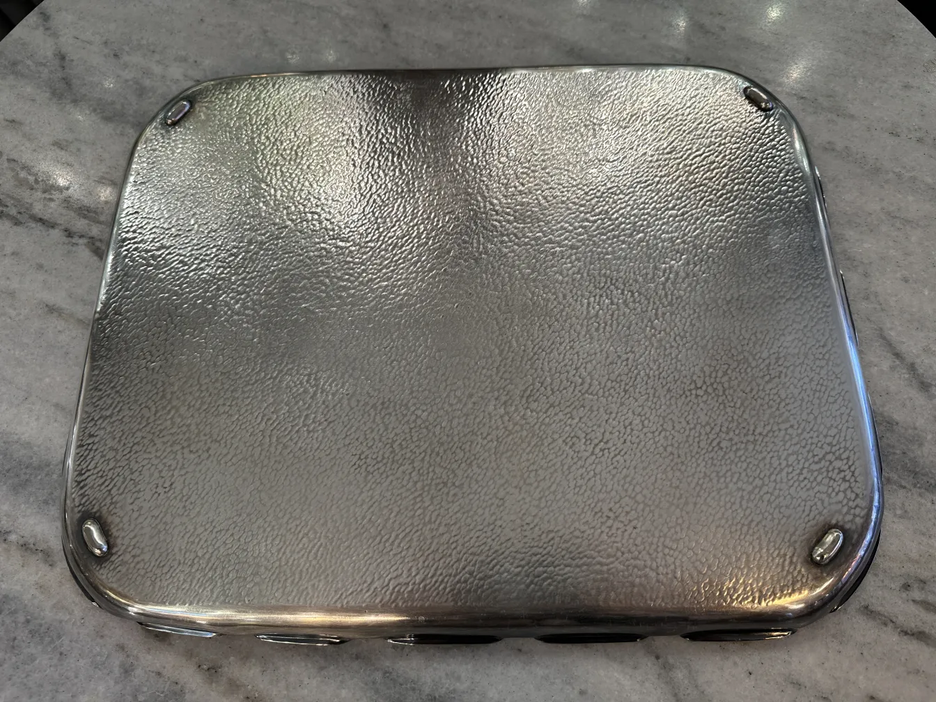 plateau ancien avec surface décorative et bord