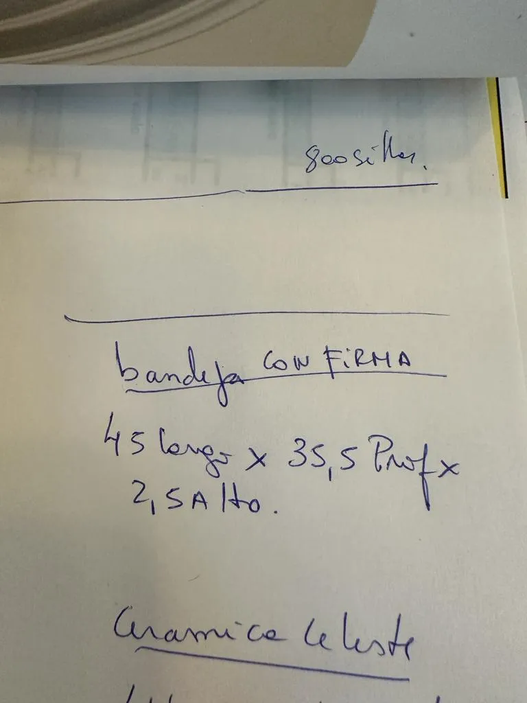 古董托盘上纸张可见的签名