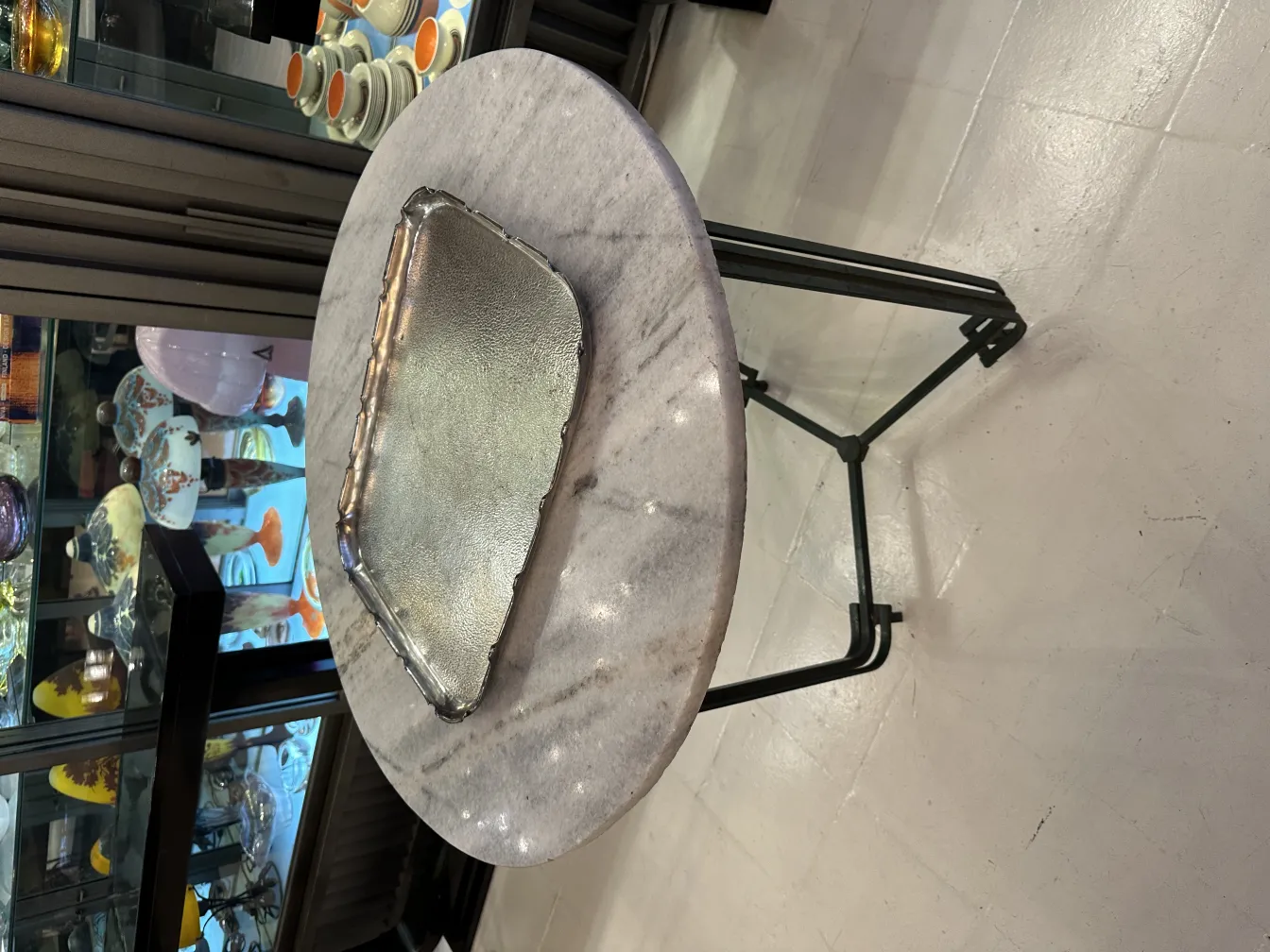 bandeja antiga sobre mesa de mármore, decorativa