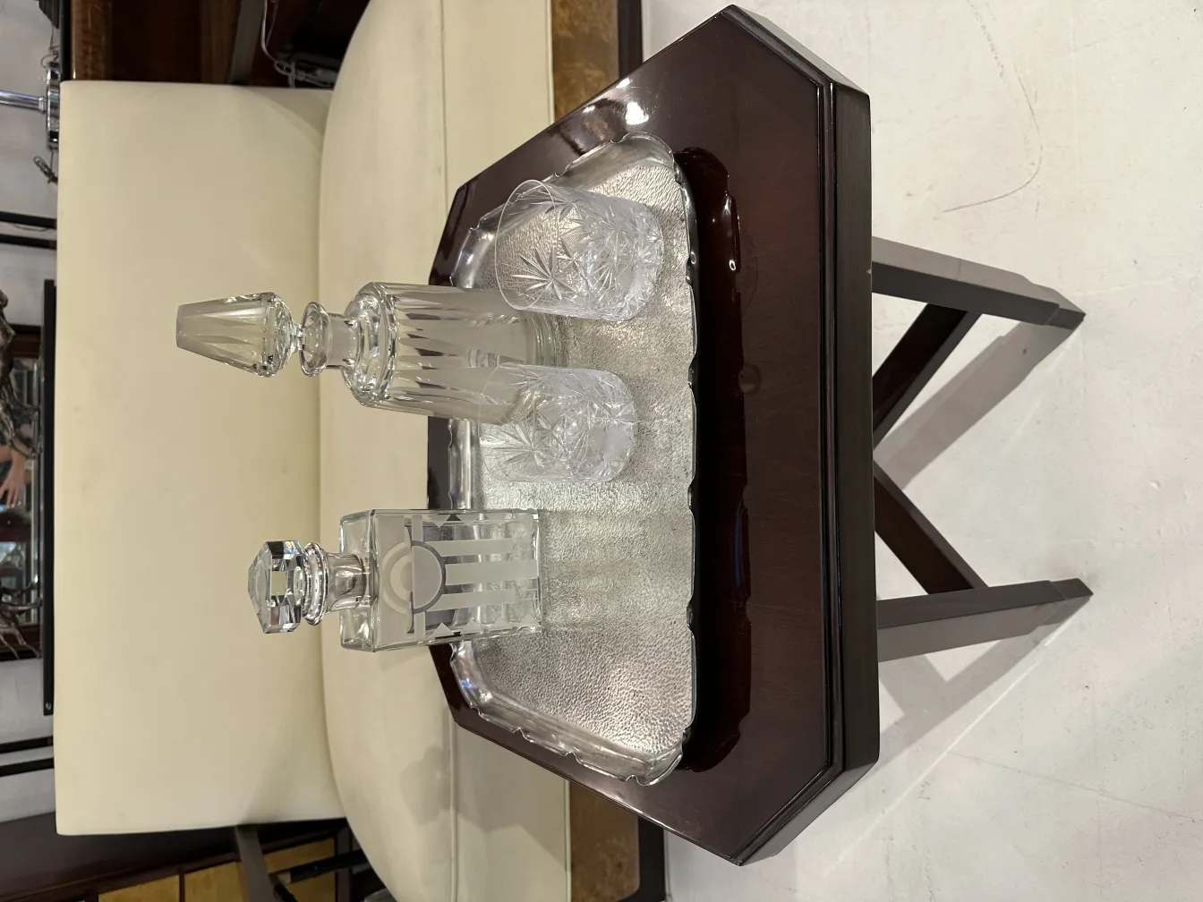 bandeja antigua con botellas decorativas en cristal