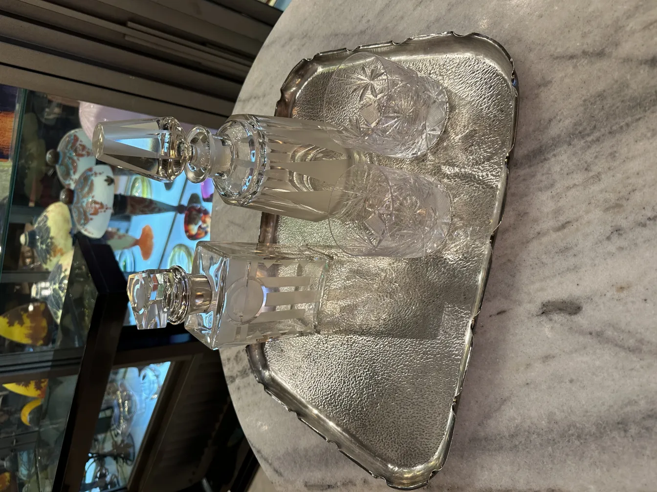 antikes Tablett mit drei Flaschen und zwei Gläsern