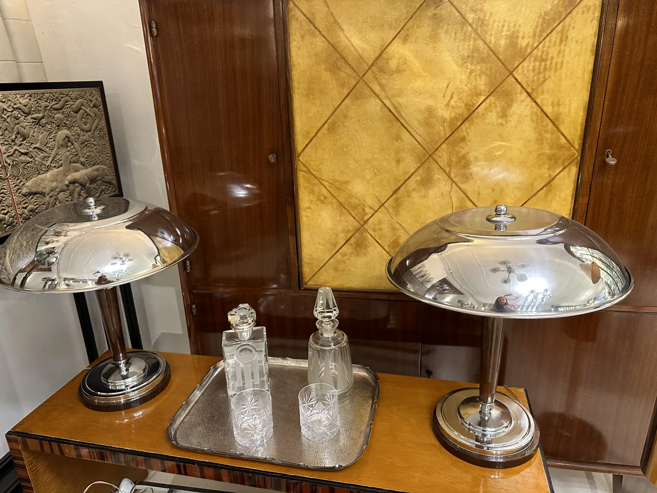 装饰古董托盘, 优雅环境与瓶子