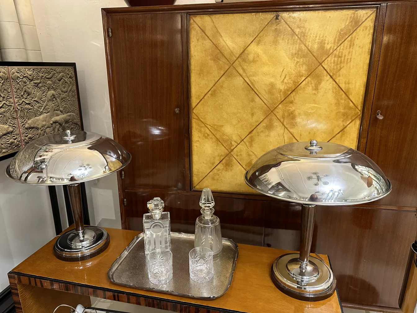 plateau rectangulaire avec bords décoratifs et éléments en verre