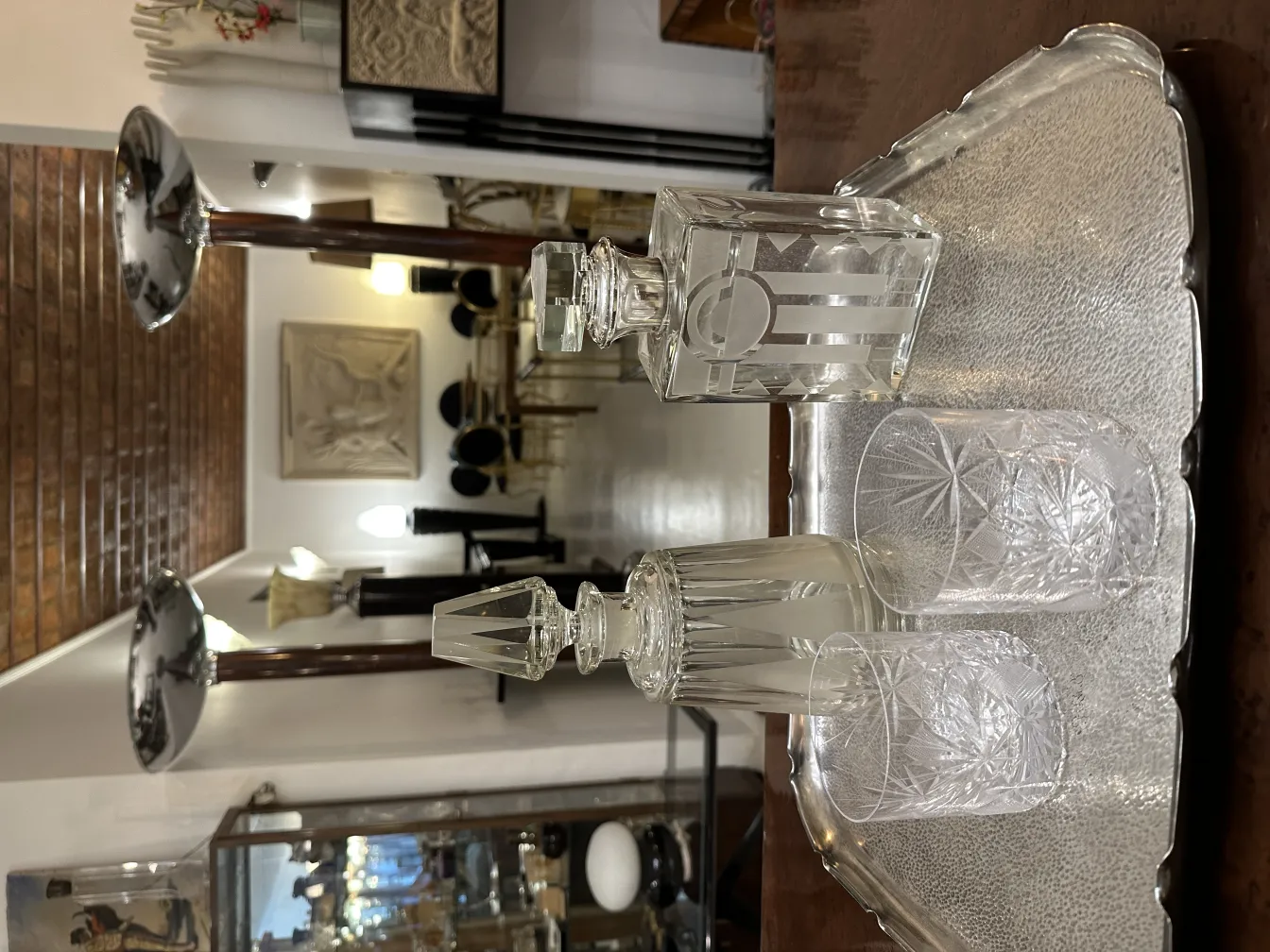 античный поднос с хрустальными рюмками в элегантной обстановке