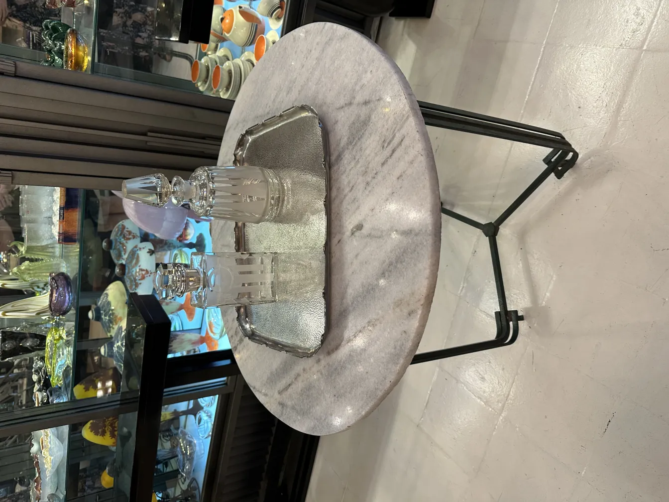 plateau ancien sur une table avec des bouteilles en verre