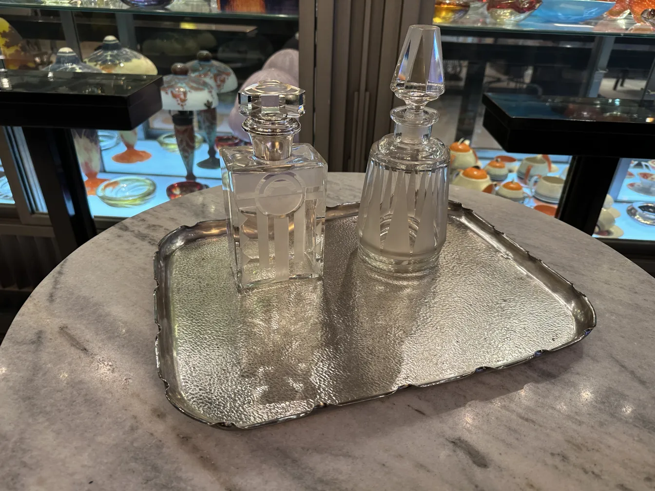 antiker tisch mit dekorativen flaschen