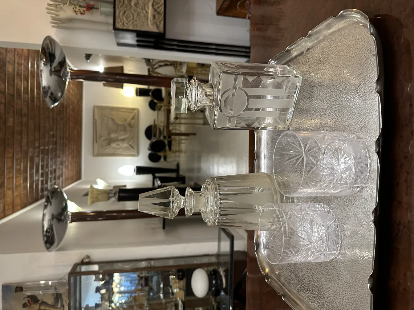 bandeja antigua con copas de cristal en un entorno elegante