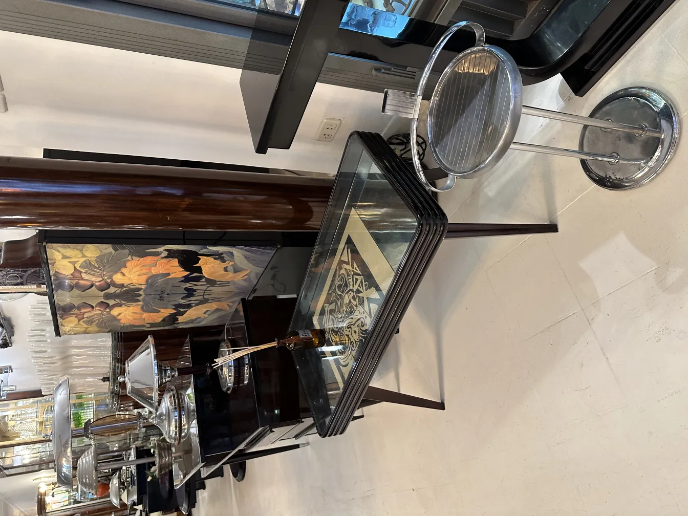 bandeja antigua en un ambiente elegante con otros objetos