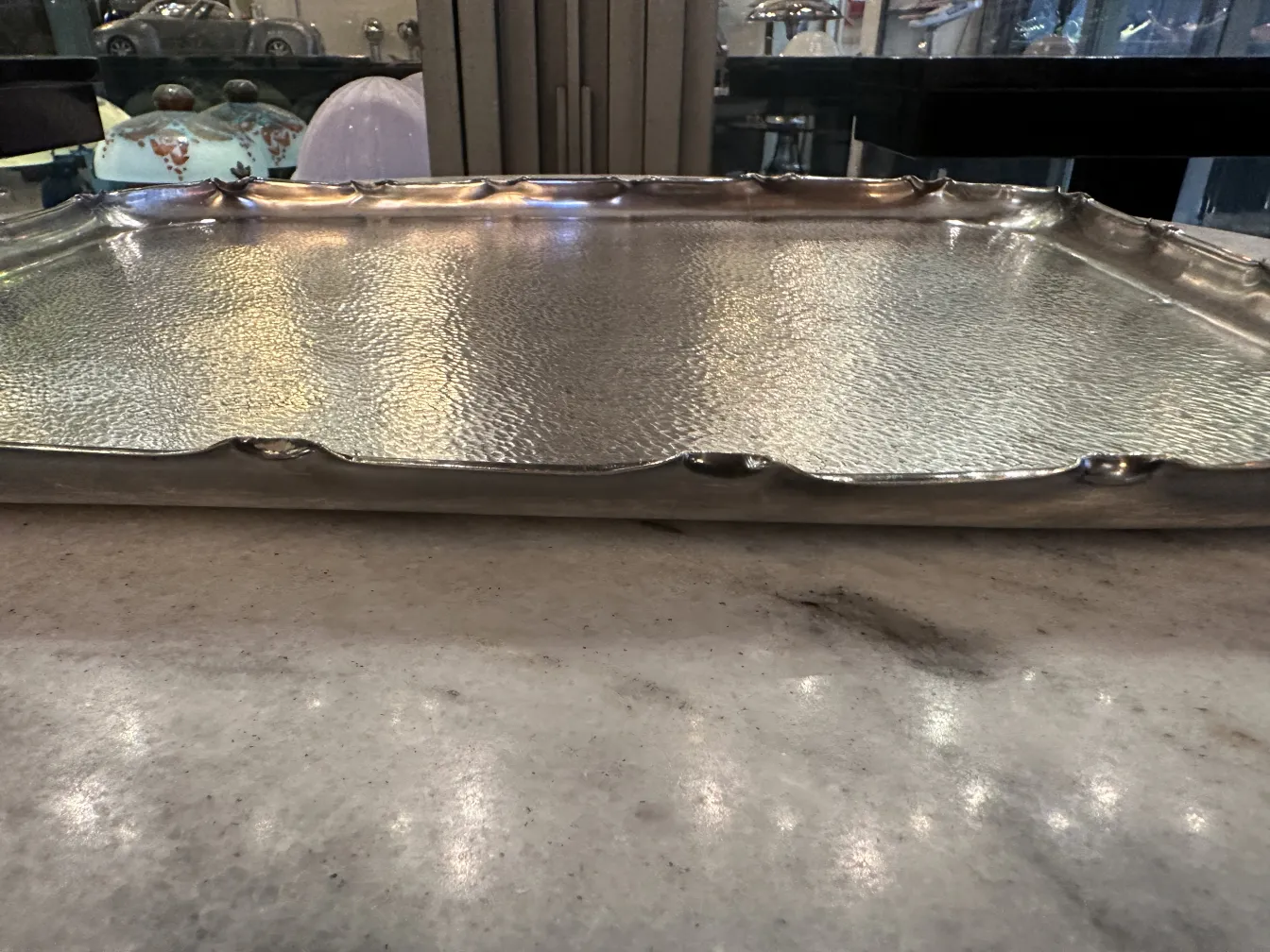 bandeja antiga com bordas decorativas e superfície brilhante