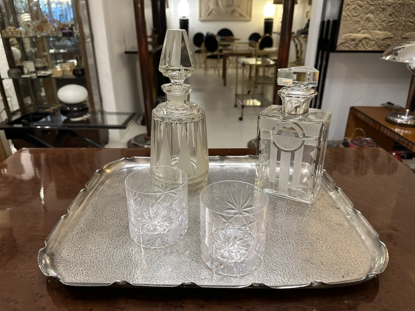 plateau ancien avec deux verres décoratifs en cristal