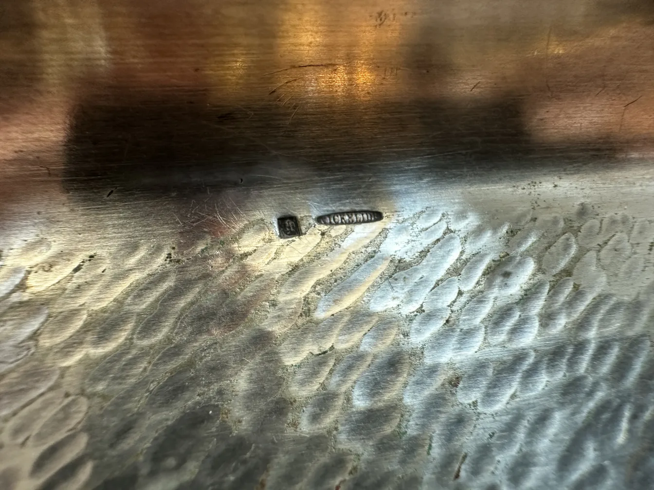 vassoio antico con superficie decorativa e segni di usura