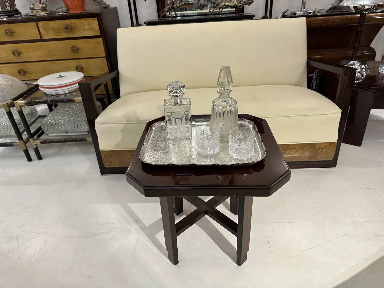 plateau ancien avec deux bouteilles en verre et verres