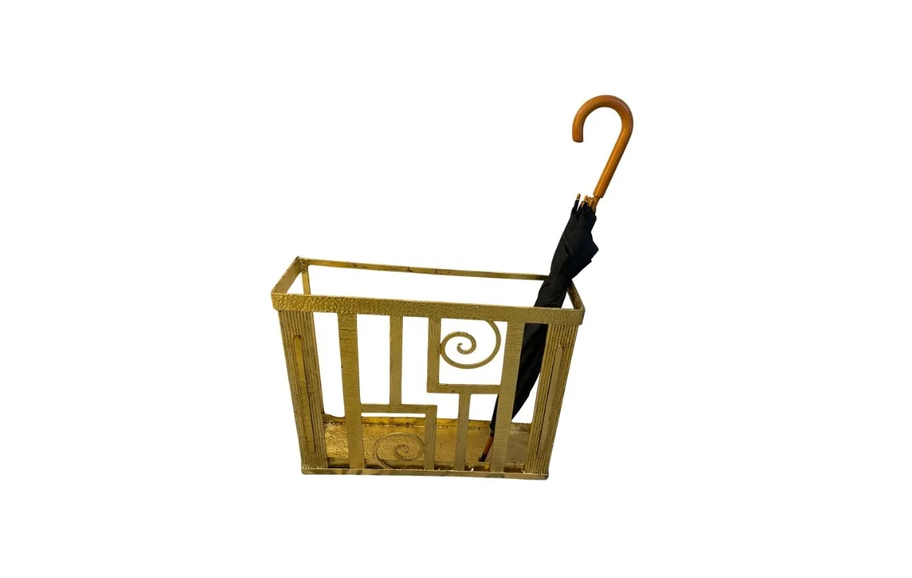 Porte-parapluie ancien avec détails décoratifs et parapluie noir