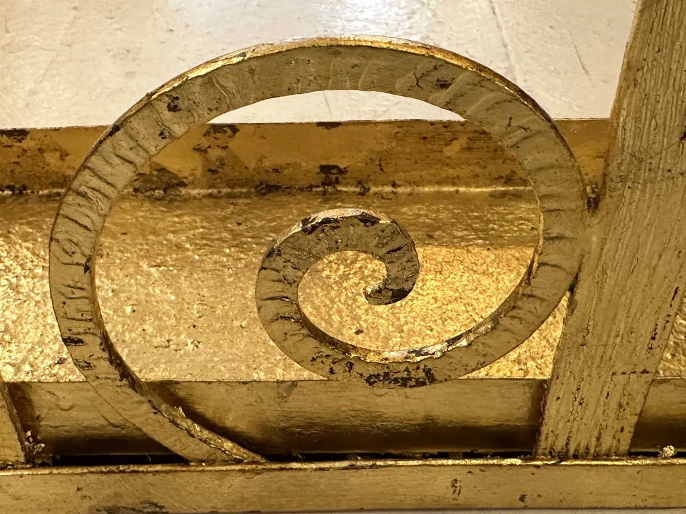 고대 우산꽂이 금색 디자인, 장식적 세부사항, 세련된 환경.