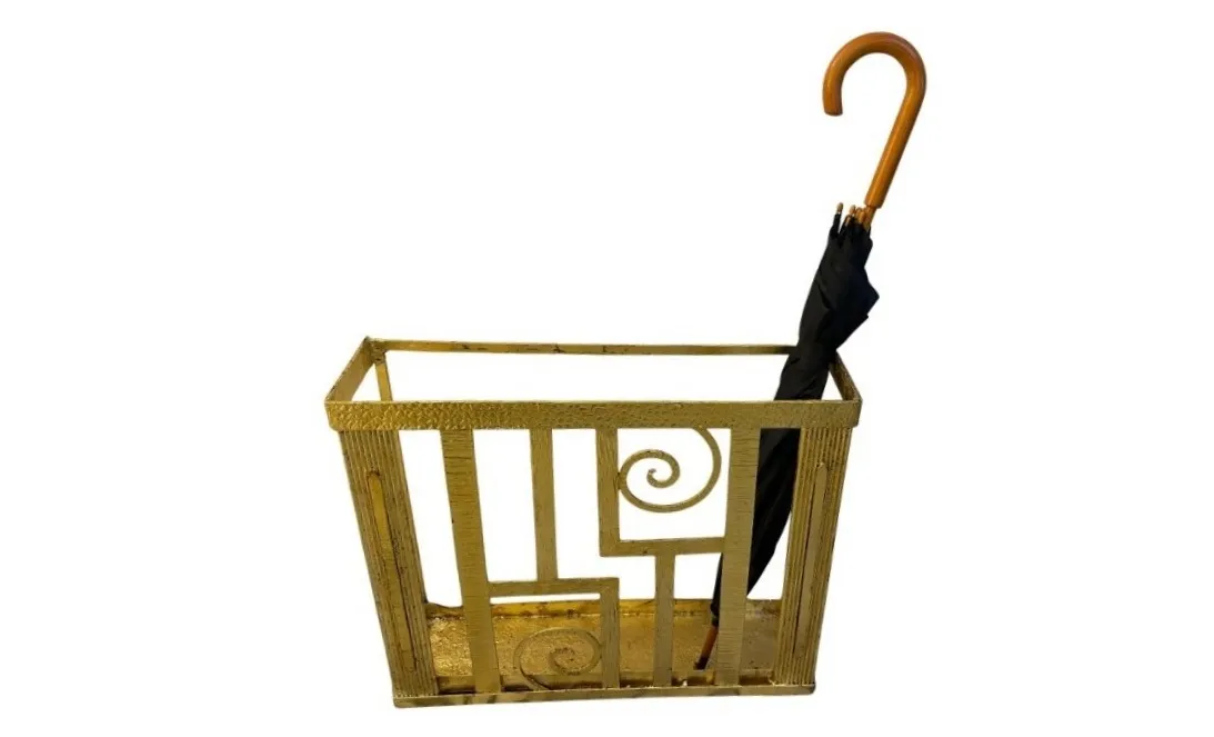 Suporte para guarda-chuva antigo com design dourado e guarda-chuva preto