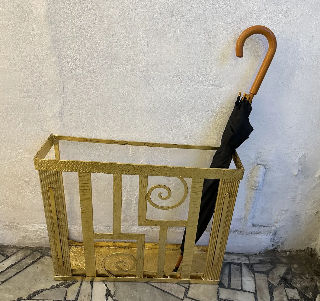 suporte para guarda-chuva antigo dourado com guarda-chuva preto