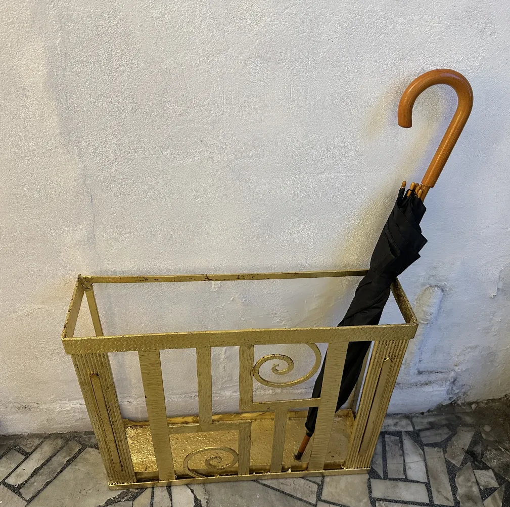 suporte para guarda-chuva antigo dourado com guarda-chuva preto