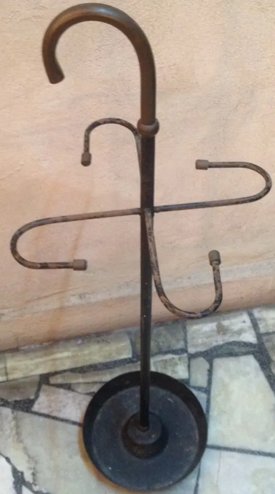 Paragüero antiguo de hierro con formas decorativas